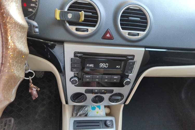 Used Volkswagen Lavida 2013 Classic 1.6L Manual Fashion Edition Audio And AC Panel
