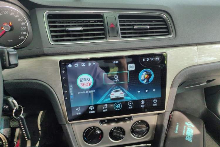 Used Volkswagen Lavida 2013 Restyled Classic 1.6L Manual Comfort Edition Audio And AC Panel