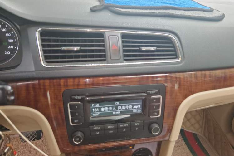 Used Volkswagen Lavida 2013 1.6L Automatic Comfort Edition Audio And AC Panel
