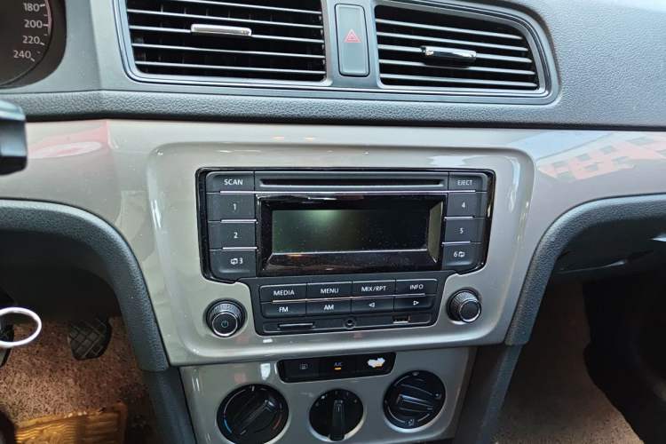 Used Volkswagen Lavida 2013 Revised Classic 1.6L Manual Fashion Edition Audio And AC Panel