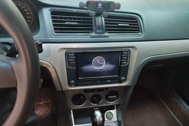 Used Volkswagen Lavida 2013 Revised Classic 1.6L Automatic Fashion Edition Audio And AC Panel