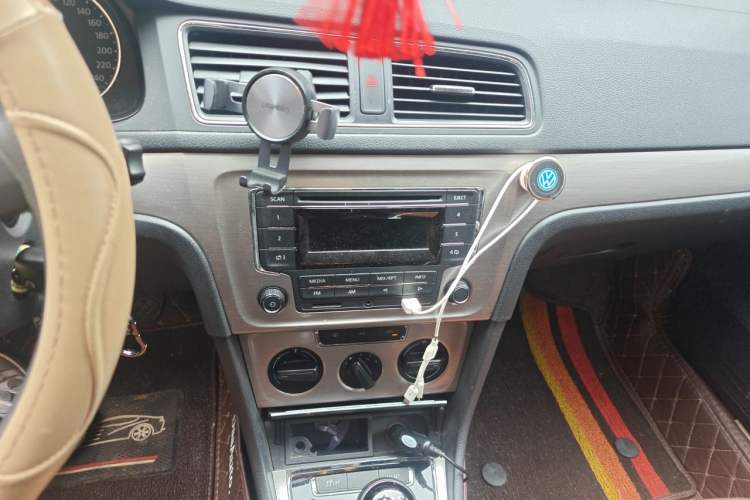Used Volkswagen Lavida 2013 Restyled Classic 1.6L Manual Comfort Edition Audio And AC Panel