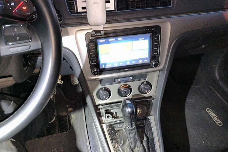 Used Volkswagen Lavida 2013 1.6L Automatic Luxury Edition Audio And AC Panel