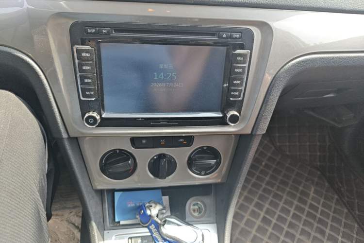 Used Volkswagen Lavida 2013 Revised Classic 1.6L Manual Fashion Edition Audio And AC Panel