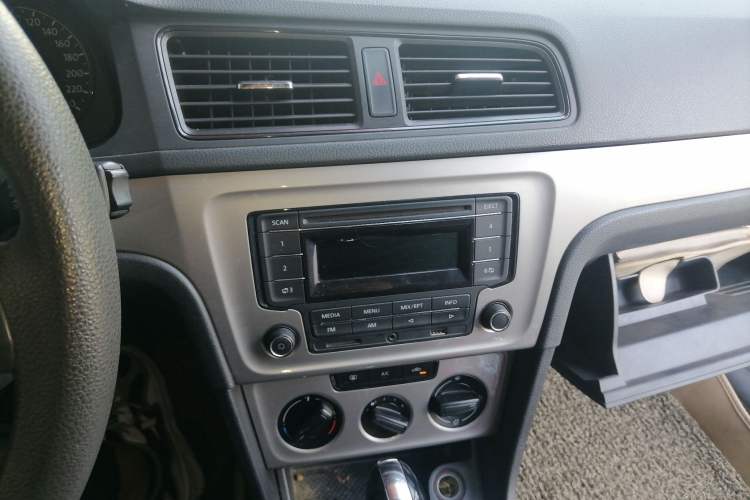 Used Volkswagen Lavida 2013 Revised Classic 1.6L Automatic Fashion Edition Audio And AC Panel