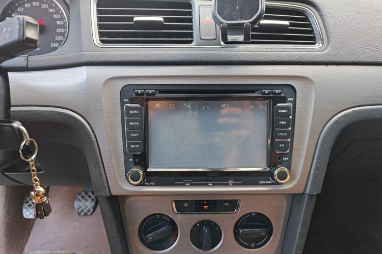 Used Volkswagen Lavida 2013 Revised Version 1.4 TSI Manual Comfort Edition Audio And AC Panel