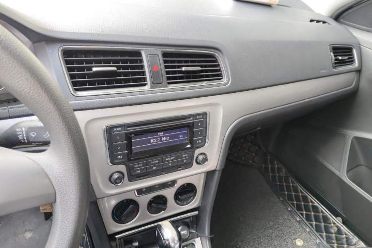 Used Volkswagen Lavida 2013 Restyled Classic 1.6L Automatic Comfort Edition Audio And AC Panel