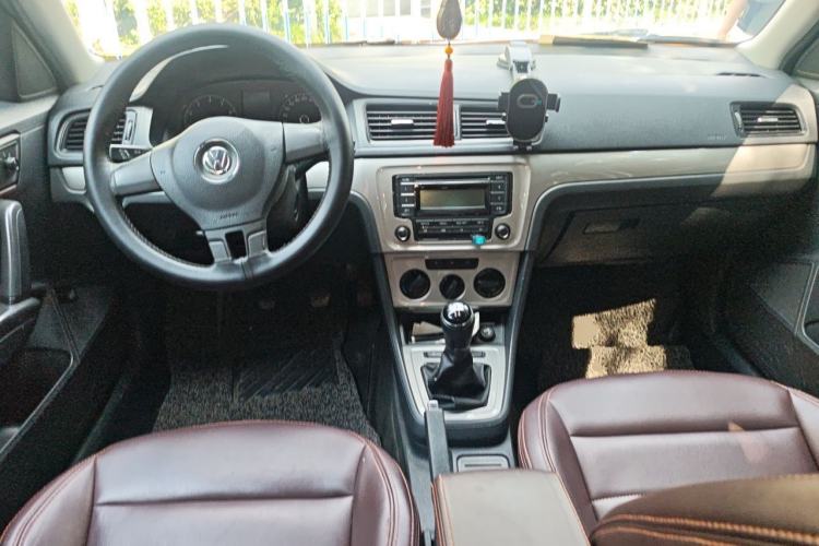 Used Volkswagen Lavida 2013 Revised Classic 1.6L Manual Fashion Edition Center Console