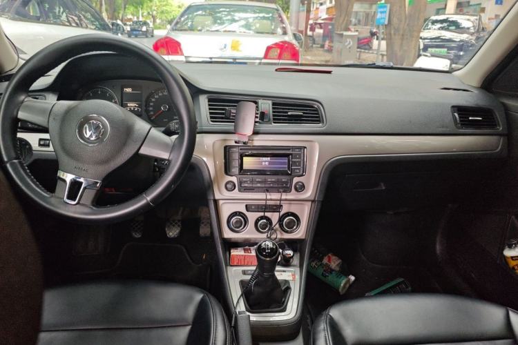 Used Volkswagen Lavida 2013 Revised Classic 1.6L Manual Fashion Edition Center Console