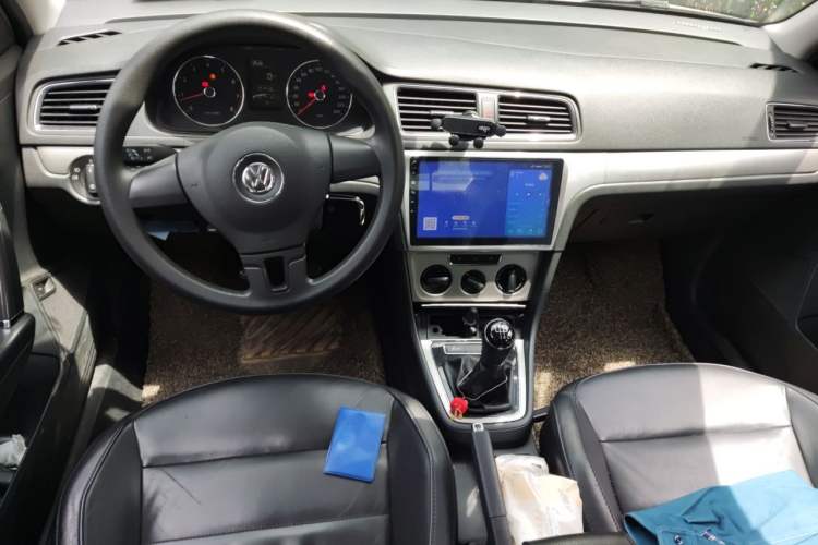 Used Volkswagen Lavida 2013 Restyled Classic 1.6L Manual Comfort Edition Center Console