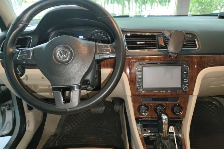 Used Volkswagen Lavida 2013 1.6L Automatic Luxury Edition Center Console