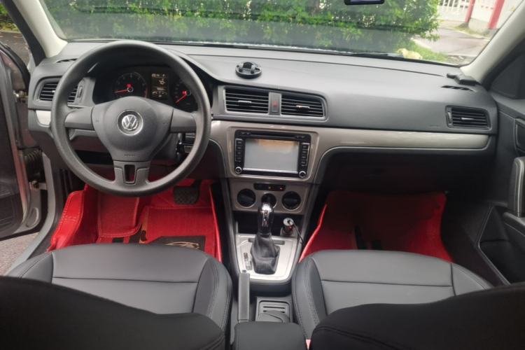Used Volkswagen Lavida 2013 Revised Classic 1.6L Automatic Fashion Edition Center Console