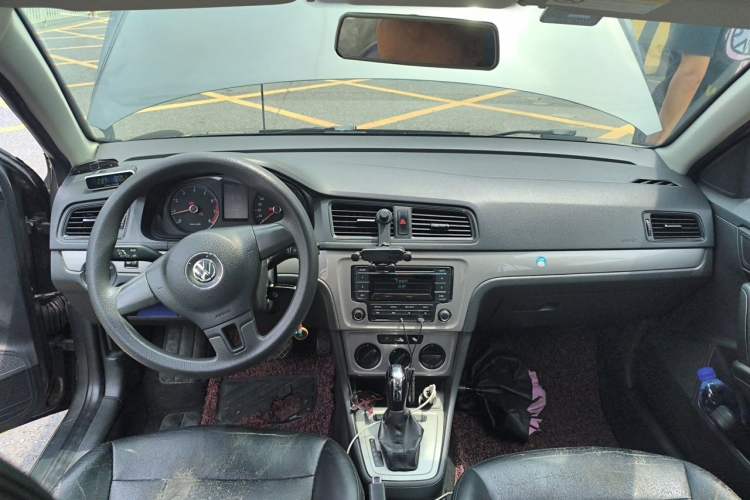 Used Volkswagen Lavida 2013 Revised Classic 1.6L Automatic Fashion Edition Center Console