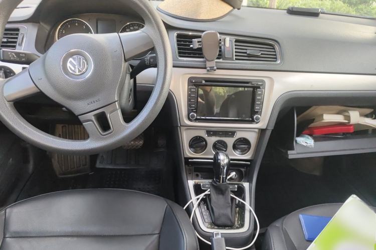Used Volkswagen Lavida 2013 Restyled Classic 1.6L Automatic Comfort Edition Center Console