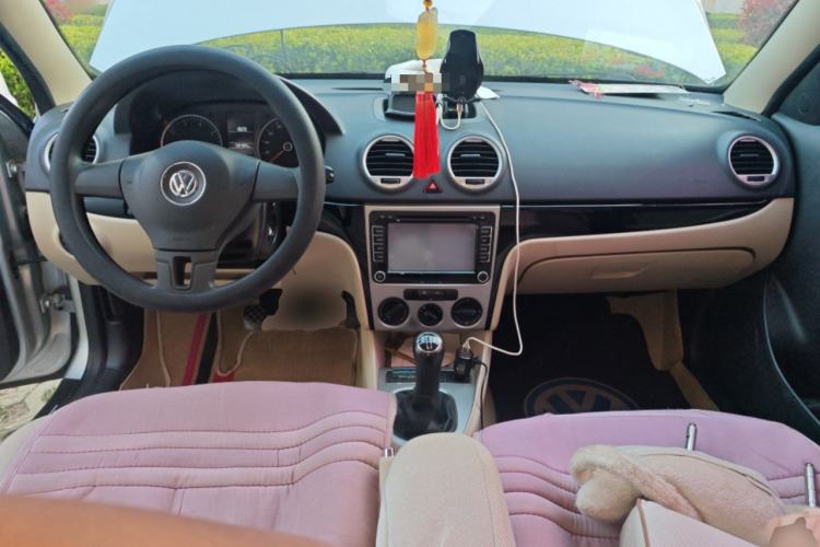 Used Volkswagen Lavida 2013 Classic 1.6L Manual Fashion Edition Center Console