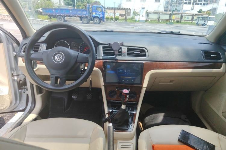 Used Volkswagen Lavida 2013 1.4TSI Manual Comfort Edition Center Console