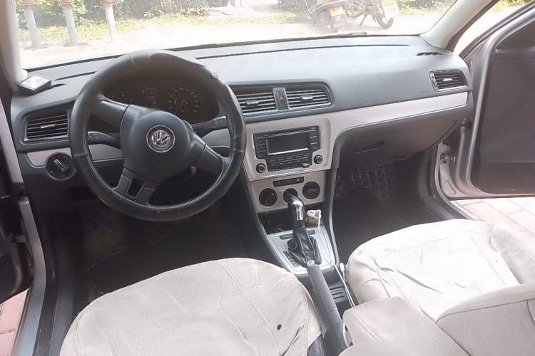 Used Volkswagen Lavida 2013 1.6L Automatic Fashion Edition Center Console