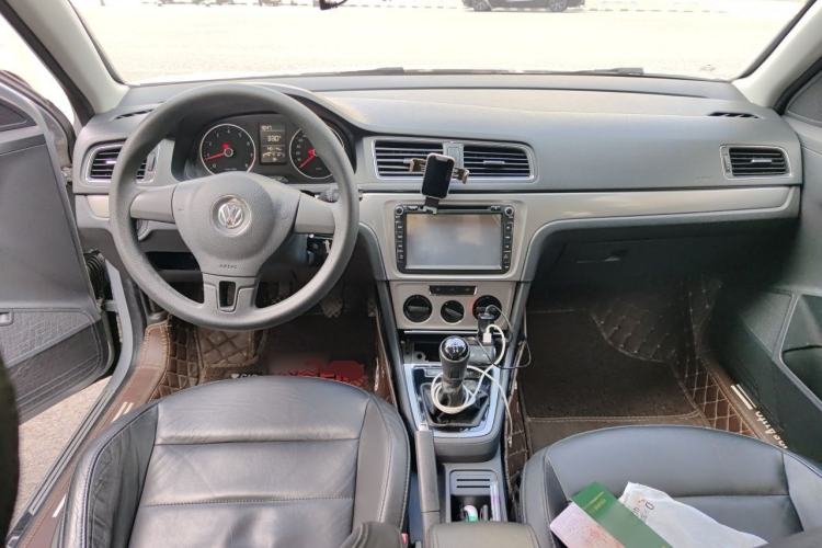 Used Volkswagen Lavida 2013 Restyled Classic 1.6L Manual Comfort Edition Center Console