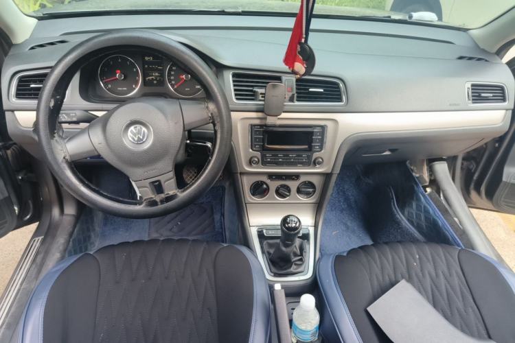 Used Volkswagen Lavida 2013 1.6L Manual Comfort Edition Center Console