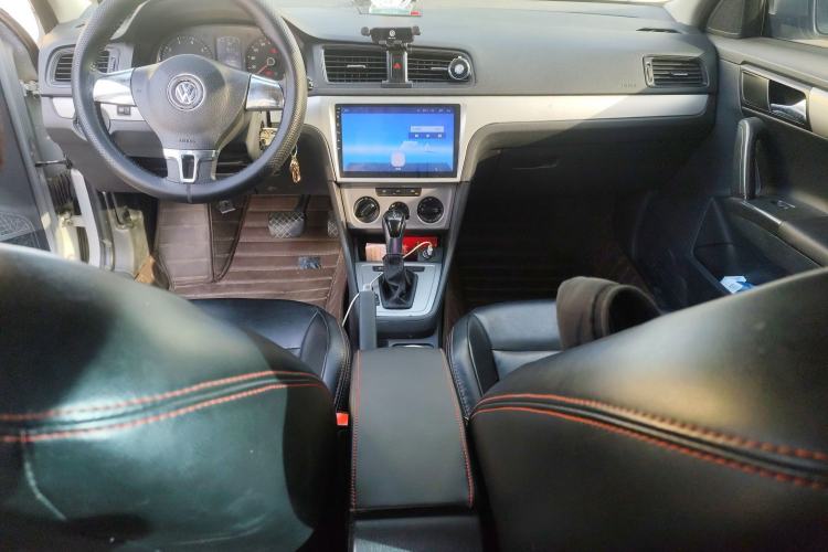 Used Volkswagen Lavida 2013 1.6L Automatic Fashion Edition Center Console