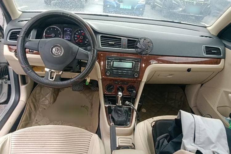 Used Volkswagen Lavida 2013 1.6L Automatic Comfort Edition Center Console