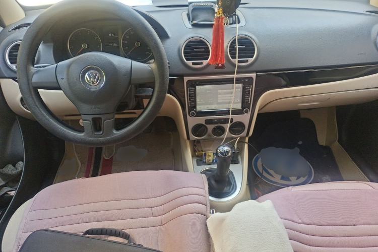 Used Volkswagen Lavida 2013 1.6L Manual Fashion Edition Center Console
