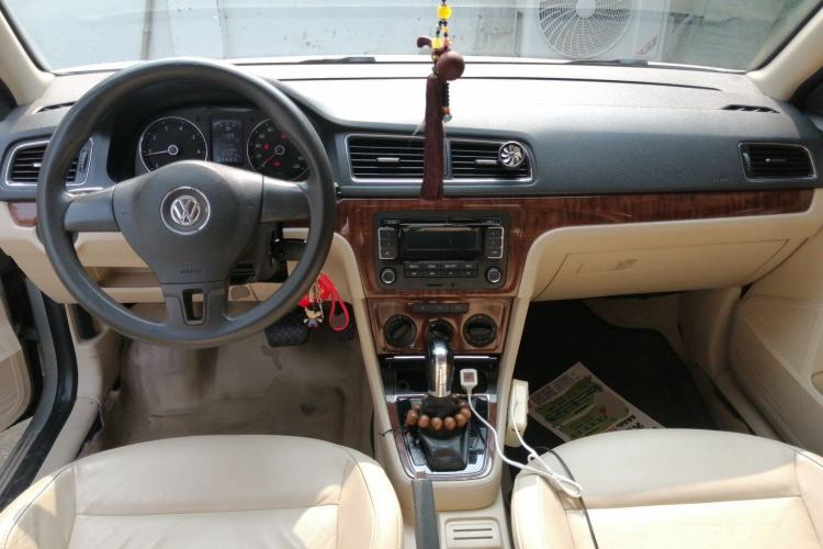 Used Volkswagen Lavida 2013 1.6L Automatic Comfort Edition Center Console