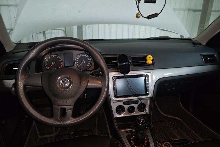 Used Volkswagen Lavida 2013 Revised Classic 1.6L Manual Fashion Edition Center Console