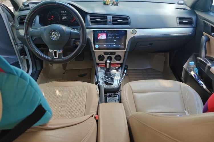 Used Volkswagen Lavida 2013 Revised Classic 1.6L Automatic Fashion Edition Center Console