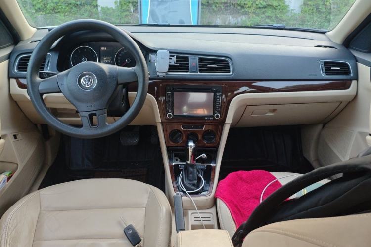 Used Volkswagen Lavida 2013 Restyled Classic 1.6L Automatic Comfort Edition Center Console