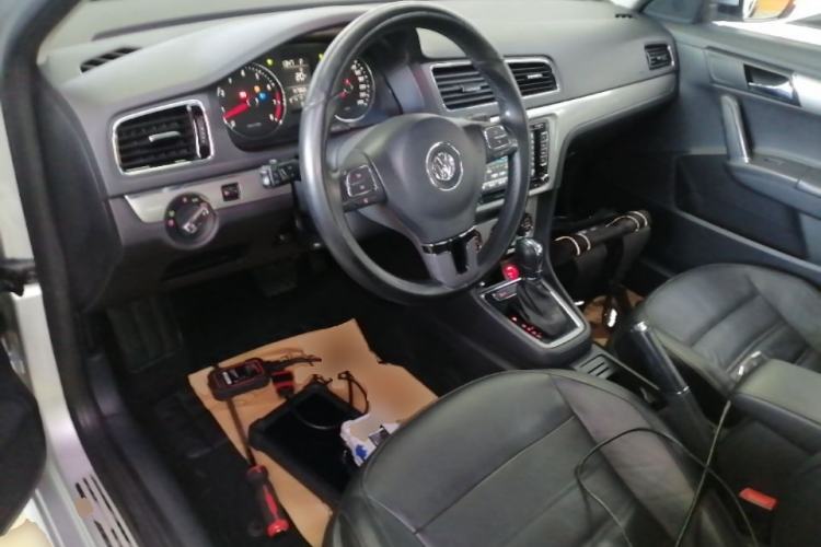 Used Volkswagen Lavida 2013 Revised Version 1.6L Automatic Luxury Edition Center Console