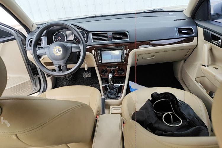 Used Volkswagen Lavida 2013 Revised Version 1.6L Automatic Luxury Edition Center Console