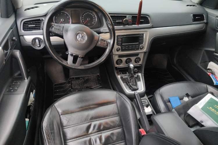 Used Volkswagen Lavida 2013 Revised Version 1.6L Automatic Luxury Edition Center Console