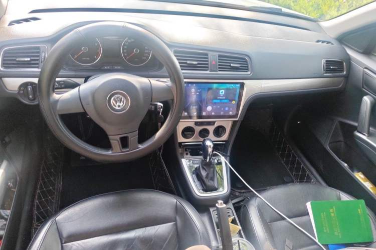 Used Volkswagen Lavida 2013 Restyled Classic 1.6L Automatic Comfort Edition Center Console