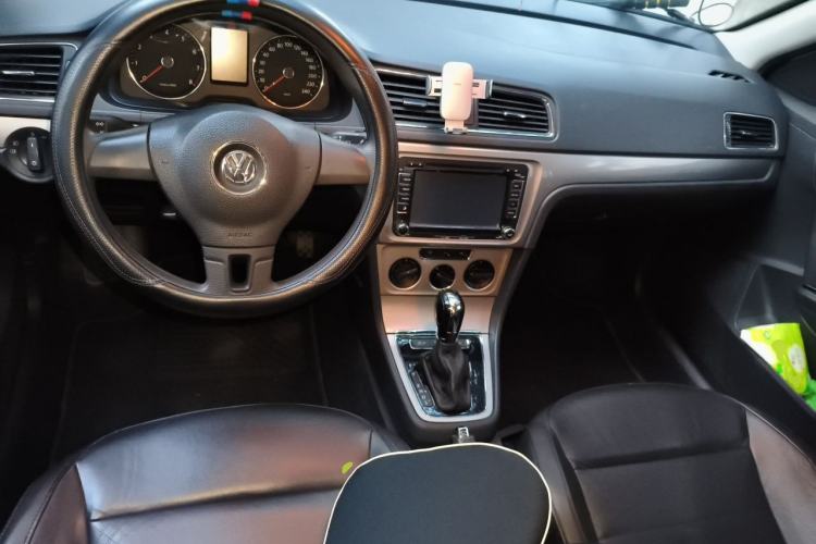 Used Volkswagen Lavida 2013 Restyled Classic 1.6L Automatic Comfort Edition Center Console