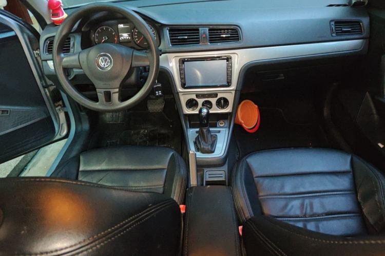 Used Volkswagen Lavida 2013 Revised Classic 1.6L Automatic Fashion Edition Center Console