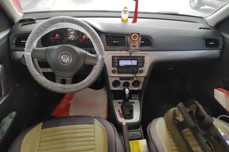 Used Volkswagen Lavida 2013 Revised Classic 1.6L Automatic Fashion Edition Center Console