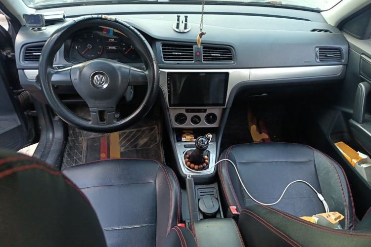 Used Volkswagen Lavida 2013 1.6L Manual Fashion Edition Center Console