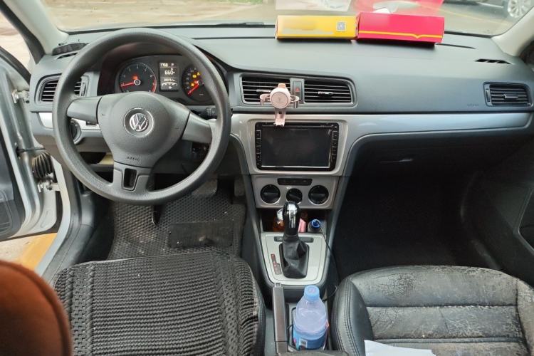 Used Volkswagen Lavida 2013 Revised Classic 1.6L Automatic Fashion Edition Center Console