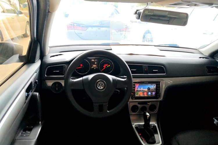 Used Volkswagen Lavida 2013 Restyled Classic 1.6L Automatic Comfort Edition Center Console