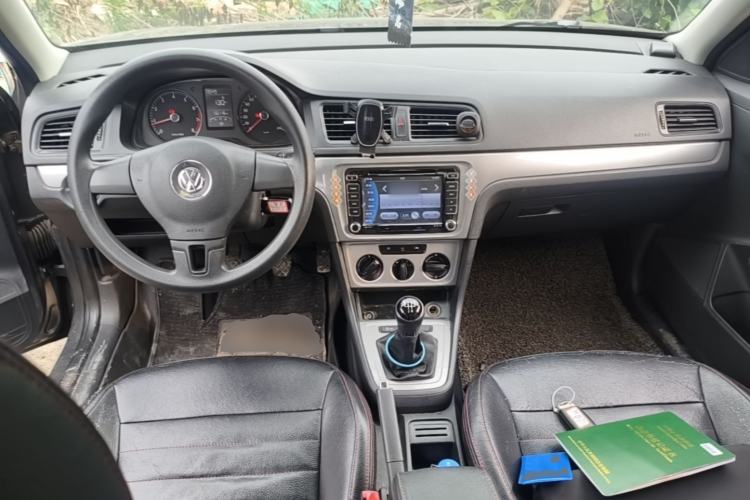 Used Volkswagen Lavida 2013 Revised Classic 1.6L Manual Fashion Edition Center Console
