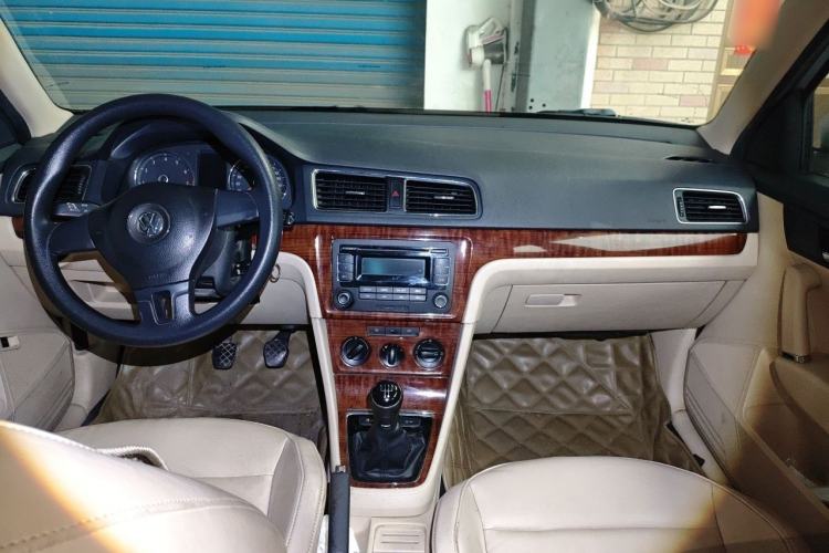 Used Volkswagen Lavida 2013 1.4TSI Manual Comfort Edition Center Console