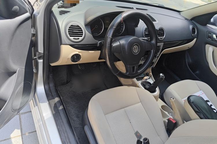 Used Volkswagen Lavida 2013 Classic 1.6L Manual Fashion Edition Center Console