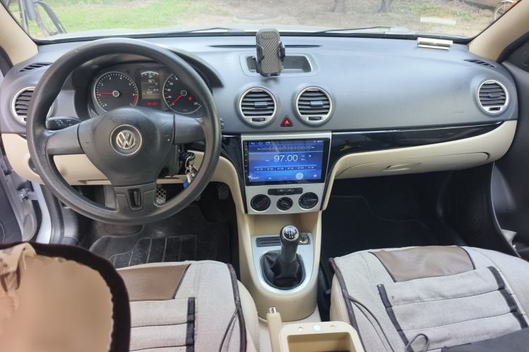 Used Volkswagen Lavida 2013 Classic 1.6L Manual Fashion Edition Center Console