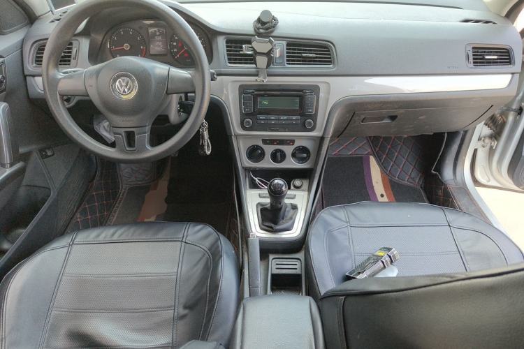Used Volkswagen Lavida 2013 1.6L Manual Fashion Edition Center Console