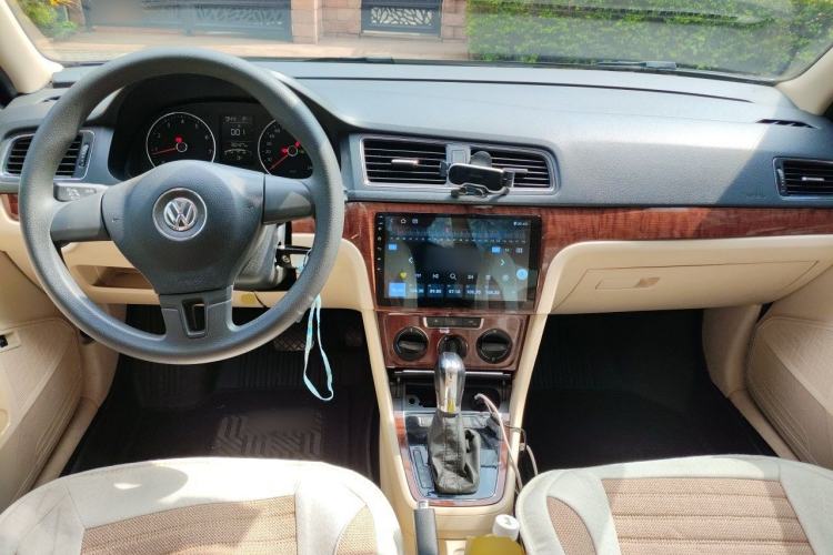 Used Volkswagen Lavida 2013 Revised Classic 1.6L Automatic Fashion Edition Center Console