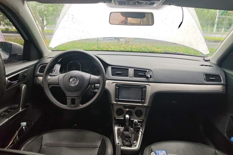 Used Volkswagen Lavida 2013 Restyled Classic 1.6L Automatic Comfort Edition Center Console