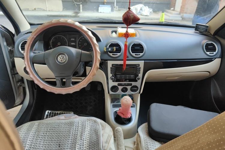 Used Volkswagen Lavida 2013 Classic 1.6L Manual Fashion Edition Center Console