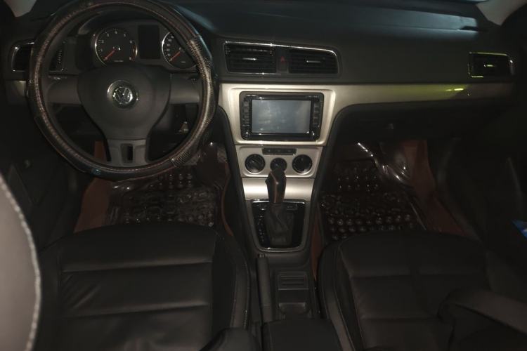 Used Volkswagen Lavida 2013 Restyled Classic 1.6L Automatic Comfort Edition Center Console
