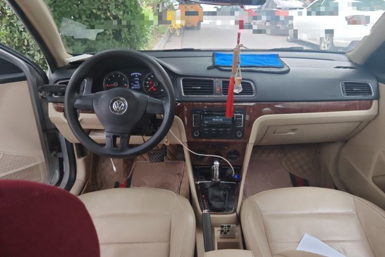 Used Volkswagen Lavida 2013 1.6L Automatic Comfort Edition Center Console
